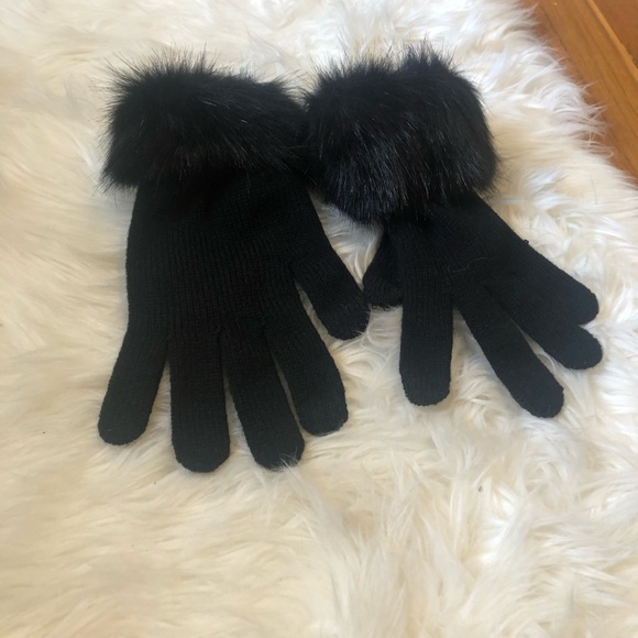 Accessories - Beautiful black gloves with faux fur💕💕